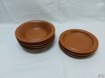 Jogo de 8 pratos em cerâmica marrom. Sendo 3 de sobremesa (20,5) e 5 fundos (21,5cm).