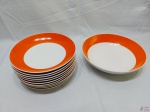 Jogo de travessa redonda funda com 10 pratos fundos em porcelana Steatita com barra laranja.