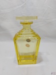 Lindíssima garrafa licoreira em cristal Bohemia na cor amarelo. Medindo 24cm de altura x 12cm de largura. Peça selada.
