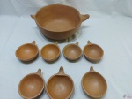 Bowl de servir com 7 cumbucas em cerâmica crua. Medindo o bowl 27cm de diâmetro x 10,5cm de altura e as cumbucas 11,5cm de diâmetro x 4,5cm de altura.