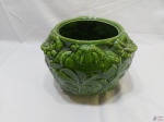Cachepot, floreira em porcelana verde, ricamente trabalhada com relevos. Medindo 23cm de diâmetro de bojo x 18cm de altura.