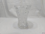 Vaso floreira em cristal ricamente lapidado. Medindo 19cm de diâmetro de boca x 26,5cm de altura. Com 2 bicados na borda.