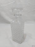 Garrafa licoreira em vidro moldado padrão pontas de diamante. Medindo 25,5cm de altura.