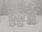 Garrafa com 5 copos em vidro moldado padrão pontas de diamante. Medindo a garrafa 28cm de altura e os copos 10,5cm de altura.