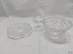 Lote diverso em vidro, composto de cinzeiro quadrado, castiçal solitário e vaso bowl em vidro moldado. Medindo o vaso 15cm de diâmetro de boca x 10cm de altura.