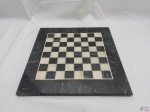 Tabuleiro de xadrez, dama em mármore. Medindo 35cm x 35cm.