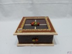 Caixa quadrada em madeira decorada com frutas, com vidro na tampa e 4 divisões internas. Medindo 21cm x 21cm x 10,5cm de altura.