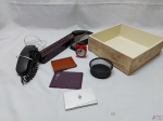 Lote diverso para escritório, composto de grampeador, telefone, relógio de mesa, etc. Medindo a caixa sem tampa em madeira 24,5cm x 24,5cm x 8,5cm de altura.
