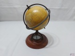 Antigo globo terrestre com base em madeira e bússola na base. Medindo 22cm de altura.