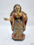 Antiga Imagem de Nossa Senhora em madeira entalhada com policromia e olhos de vidro. Medindo 23cm de altura. Falta um braço.