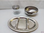 Lote composto de petisqueira oval com 3 divisões, bowl em aço inox e pote em vidro com tampa em metal. Medindo a petisqueira em aço inox 35cm x 23cm.