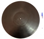 Raríssimo disco da marca Pathé, de origem francesa, dos primórdios da produção musical em discos, o mesmo gira de forma inversa do centro para a borda, 15 polegadas, circa 1890, com trincado na borda.