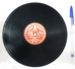 Casa Edison, disco 78 RPM, com as músicas Vá sahindo, pela Banda Escudero e Sirigaita por G. Almeida e A. Camillo, 7 polegadas,produzido no período entre o ano de 1904 e 1912.
