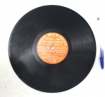 Raríssimo disco 78 RPM Zon-o-phone, com as músicas Crioula e Branco, pelo Bahiano e Senhorita Consuelo e Questa Unque Ê Iniquamercede, pelo musico Milani, 10 polegadas, produzido entre 1902 e 1904.