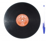Casa Edison, disco 78 RPM, com as músicas A Roza, pelo Bahiano e Quizera amar, pelo Grupo do Honório, 7 polegadas, produzido no período entre o ano de 1904 e 1912, colado.