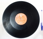Casa Edison, disco 78 RPM, com as músicas Rato Rato, por Claudino Costa e Tudo Pega, pelo Bahiano, 10 polegadas, produzido no período entre 1904 e 1912.
