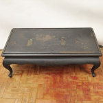 Antiga mesa de centro chinesa, em madeira escura com pintura no tampo, com desgastes. Medida 38 x 103 x 57 cm.