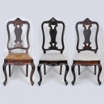 Três cadeiras em jacarandá, estilo D. José. Medida 116 x 51 x 47 cm. Uma no estado.