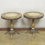 Par de mesas laterais, base em coluna de madeira, anéis de mármore e pés de metal. Tampo de mármore rajado. Medida 55 x 50 cm.