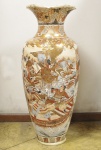 Imponente vaso em porcelana japonesa Satsuma Imperial, século XIX. Farta policromia, adornado por duas cenas, sendo batalha e festividade. Medida 96 x 34 cm. Pequeno lascado na base.