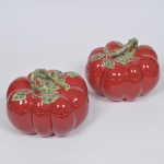 Par de antigas legumeiras no formato de tomates, em cerâmica nacional, decoradas à mão, Manufatura Weiss. Medida 19 x 24 cm.