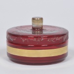 Antiga caixa de cristal europeu, na cor rubi decorada em dourado, com perdas na parte superior, med. 10 x 15 cm.