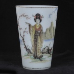 Antigo vaso de opalina francesa, na cor branca decorada com cena oriental, med. 26 x 17 cm.