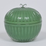 Vintage, baleiro de vidro, na cor verde, decorado com frisos paralelos, med. 15 x 15 cm.