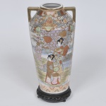 Ânfora de porcelana japonesa, Royal Nippon Nishiki, circa 1930. Altura 32 cm. Acompanha peanha de madeira.