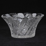 BACCARAT, anos 50 - Belissima saladeira de cristal francês, profusamente  lapidada. Med. 11 x 22 cm.