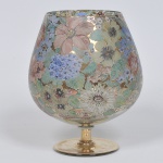 Grande taça de vidro com pintura floral, déc. de 50, pé dourado. Medida 26 x 14 cm.