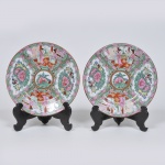 Dois pratos rasos em porcelana japonesa, decoração Mandarim, diâmetro 22 cm.