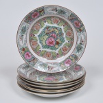 Sete pratos fundos em porcelana japonesa, decoração Mandarim, diâmetro 23 cm.