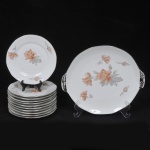 Serviço para sobremesa, período Art Deco, circa 1920, em porcelana decorada com flores, bordas filetada a prata. Composto de: prato med. 27 cm, e 11 pratos de servir, medida 17 cm.