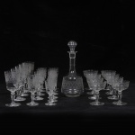 Parte de antigo serviço de cristal francês, gravado com arabescos, composto de: licoreiro, 5 taças de água, 8 taças de champanhe, 8 taças de vinho e 3 taças de vinho do porto, alguns bicados.