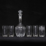 Licoreiro e 6 copos de cristal francês lapidados com guirlanda floral, altura do copo 12 cm.