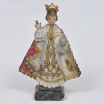 Grande imagem de Menino Jesus de Praga, moldada em gesso e decorada, pequeno restauro. Medida 53 x 38 cm.