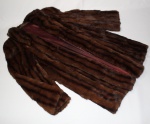 Antigo casaco de pele natural de Vison, na cor marrom, comprimento 90 cm, ótimo estado.