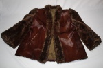 Antigo casaco de pele natural de Vison, na cor marrom, comprimento 65 cm, algumas perdas.