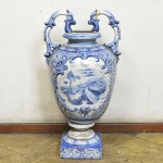 Grande ânfora em cerâmica portuguesa, fábrica Carvalinho - Porto, decorada em azul e branco, no estado. medida 92 x 54 cm.
