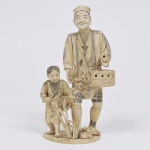 Magnífico grupo escultórico esculpido em marfim, representando "Homem do campo com criança", entalhado e cinzelado, falta uma das mãos e um apetrecho. Japão, período Meiji, assinado. Medida 25 x 11 x 9 cm.
