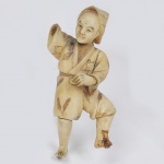 Escultura de marfim, no estado. Japão, período Meiji, altura 9 cm.
