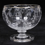 Belo bowl de cristal francês, corpo bojudo, lapidação floral, med. 12 x 13 cm, com bicados na borda.
