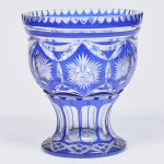 Centro de mesa de cristal europeu na cor azul cobalto, rico lavrado. Medida 21 x 18 cm.