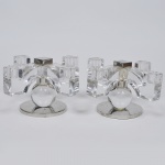 BACCARAT - Par de candelabros baixos, década de 50, em cristal francês, para 4 velas, base cromada, com selos da cristallerie, medida 14 x 23 cm. Conforme N.F, da Cristalleries de Baccarat - Paris, datada de 29/06/1950.