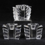 BACCARAT - France -  ART DECO - Conjunto de três castiçais de cristal francês, no formato de pinha. Selo da Cristallerie no fundo, medida 8 x 6,5 cm. Conforme N.F. da Cristalleries de Baccarat - Paris, datado de 28/06/1950.