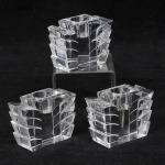 BACCARAT - France -  ART DECO - Conjunto de três castiçais de cristal francês, no formato de pinha. Selo da Cristallerie no fundo, medida 8 x 6,5 cm. Conforme N.F. da Cristalleries de Baccarat - Paris, datado de 28/06/1950. Com bicados e lascados.