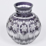 Grande e antigo vaso de cristal europeu, na cor ametista, formato bojudo, lapidado com flores e sulcos paralelos, medida 27 x 12,5 cm.