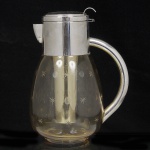 Jarra para refresco em vidro, dispenser interno para gelo em aço, anos 50. Medida 26 x 20 cm.