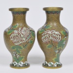 Par de vasos japonês em bronze cloisonee, altura 24 cm.